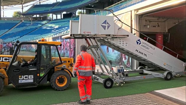Mobilní schody využívané k nástupu a výstupu z letadel budou na stadionu využívat fotbalisté Lipska. Mobilní schody využívané k nástupu a výstupu z letadel budou na stadionu využívat fotbalisté Lipska.