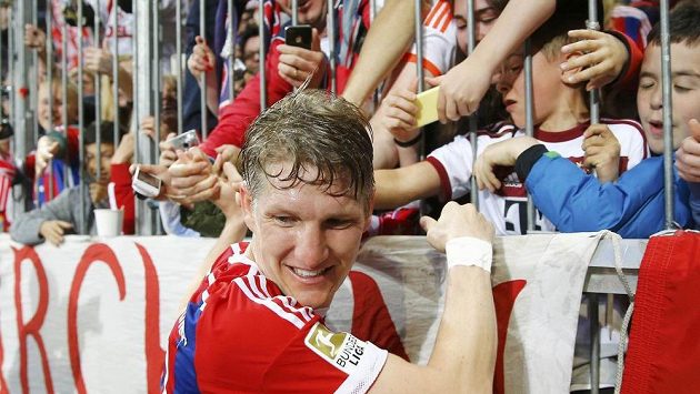 Bastian Schweinsteiger juchal s fanoušky s předstihem už v sobotu. Bastian Schweinsteiger juchal s fanoušky s předstihem už v sobotu.