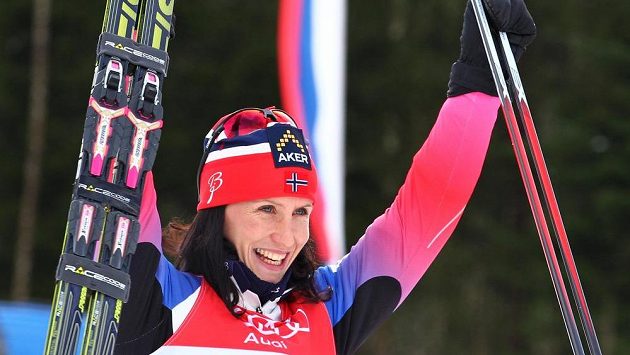 Radující se lyžařská suverénka Marit Björgenová z Norska. Radující se lyžařská suverénka Marit Björgenová z Norska.