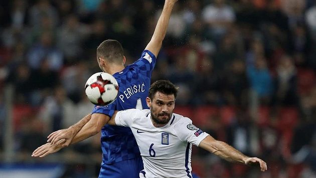 O míč bojují Chorvat Ivan Perišič a Alexandros Tziolis z Řecka. O míč bojují Chorvat Ivan Perišič a Alexandros Tziolis z Řecka.