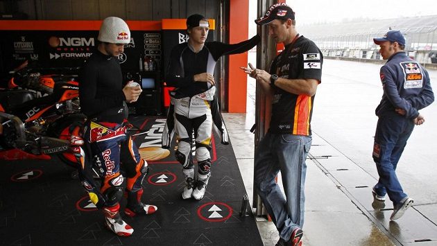 Americký motocyklista Colin Edwards (druhý zprava) a Australané Jack Miller (třetí zprava) a Arthur Sissis v garážích na okruhu Motegi v japonském Tokiu. Americký motocyklista Colin Edwards (druhý zprava) a Australané Jack Miller (třetí zprava) a Arthur Sissis v garážích na okruhu Motegi v japonském Tokiu.