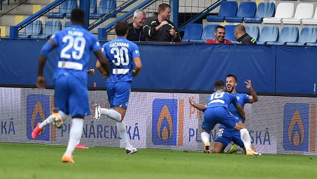 Fotbalisté Liberce se radují z gólu, čelem autor branky Jakub Hromada. Fotbalisté Liberce se radují z gólu, čelem autor branky Jakub Hromada.
