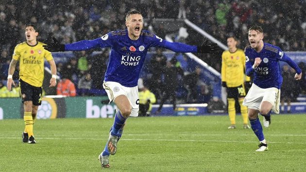 Kanonýr Leicesteru Jamie Vardy oslavuje svoji trefu v ligovém duelu proti Arsenalu. Kanonýr Leicesteru Jamie Vardy oslavuje svoji trefu v ligovém duelu proti Arsenalu.