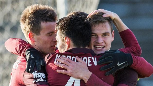 Fotbalisté Sparty Praha Lukáš Mareček, Matěj Pulkrab a Vjačeslav Karavajev oslavují gól na 2:0 v Hradci Králové. Fotbalisté Sparty Praha Lukáš Mareček, Matěj Pulkrab a Vjačeslav Karavajev oslavují gól na 2:0 v Hradci Králové.