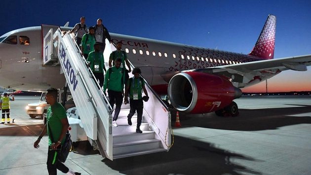 Fotbalisté Saúdské Arábie zažili při přeletu do Rostova na Donu nepříjemné chvilky. Fotbalisté Saúdské Arábie zažili při přeletu do Rostova na Donu nepříjemné chvilky.