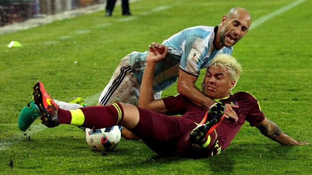 Argentinec Pablo Zabaleta padá přes Adalberta Penarandu z Venezuely. Argentinec Pablo Zabaleta padá přes Adalberta Penarandu z Venezuely.
