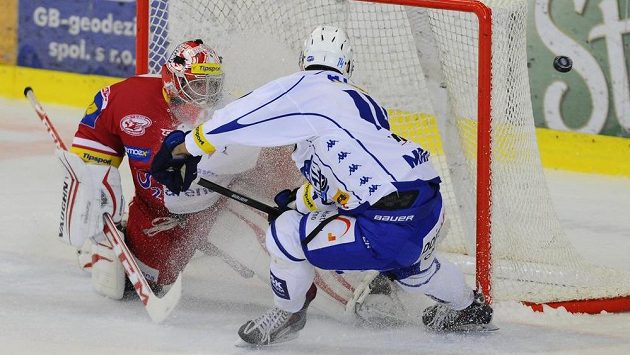Útočník Komety Petr Mrázek se snaží překonat slávistického brankáře Adama Svobodu. Útočník Komety Petr Mrázek se snaží překonat slávistického brankáře Adama Svobodu.