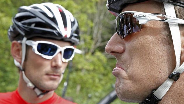 Cyklista stáje LeedTrek Factory Andy Schleck (vpravo) se svým bratrem Frankem před Cyklista stáje LeedTrek Factory Andy Schleck (vpravo) se svým bratrem Frankem před