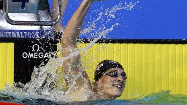 Američan Ryan Lochte se raduje ze zisku zlaté medaile. Američan Ryan Lochte se raduje ze zisku zlaté medaile.