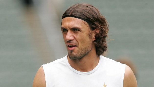 Bývalý fotbalista AC Milán Paolo Maldini. Bývalý fotbalista AC Milán Paolo Maldini.