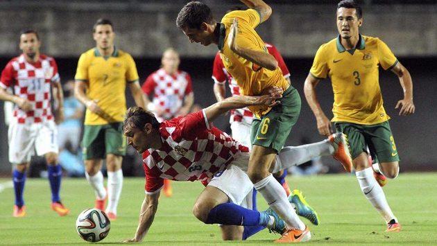 Chorvat Nikita Jelavič (padá k zemi) v utkání proti Austrálii. Chorvat Nikita Jelavič (padá k zemi) v utkání proti Austrálii.