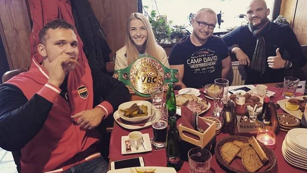 Tomáš Šálek (vlevo), Fabiana Bytyqi, Lukáš Konečný a Stanislav Eschner při neformálním setkání s médii. Tomáš Šálek (vlevo), Fabiana Bytyqi, Lukáš Konečný a Stanislav Eschner při neformálním setkání s médii.