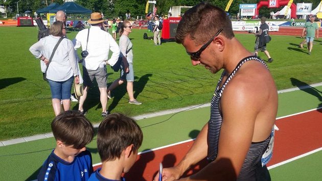 Jiří Sýkora se podepisuje fanouškům po desetiboji v Götzisu. Jiří Sýkora se podepisuje fanouškům po desetiboji v Götzisu.