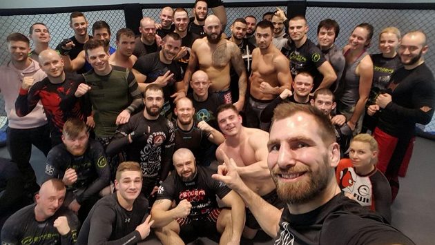 André Reinders a smečka vyznavačů MMA. André Reinders a smečka vyznavačů MMA.