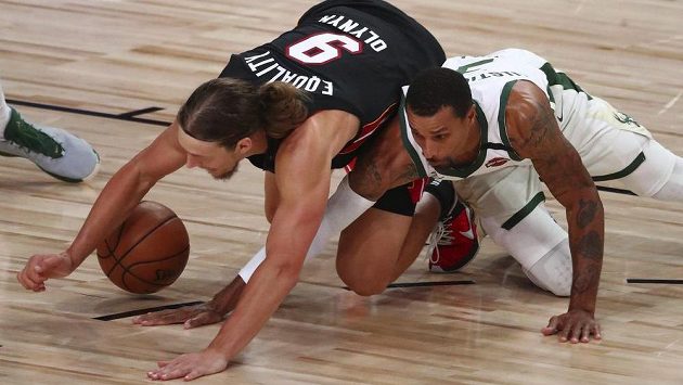 V souboji o míč se střetli Kelly Olynyk (vlevo) z Miami a George Hill z Milwaukee. V souboji o míč se střetli Kelly Olynyk (vlevo) z Miami a George Hill z Milwaukee.