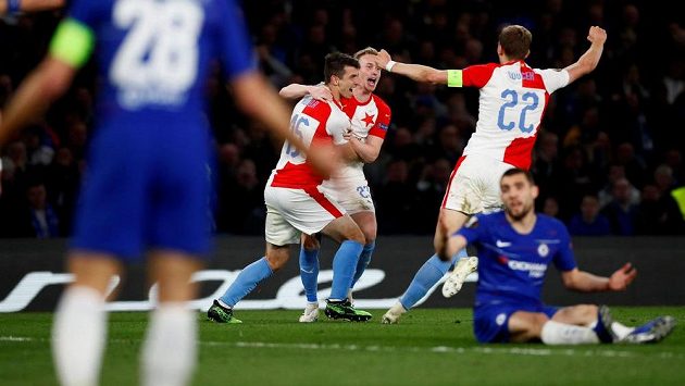 Fotbalisté Slavie Praha oslavují vstřelený gól na hřišti Chelsea v Evropské lize. Fotbalisté Slavie Praha oslavují vstřelený gól na hřišti Chelsea v Evropské lize.