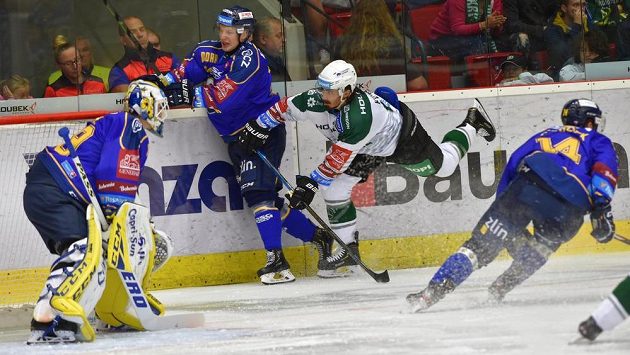 Brankář Zlína Libor Kašík, jeho spoluhráč Lukáš Buchta, Martin Kohout z Karlových Varů a Dalibor Řezníček ze Zlína. Brankář Zlína Libor Kašík, jeho spoluhráč Lukáš Buchta, Martin Kohout z Karlových Varů a Dalibor Řezníček ze Zlína.