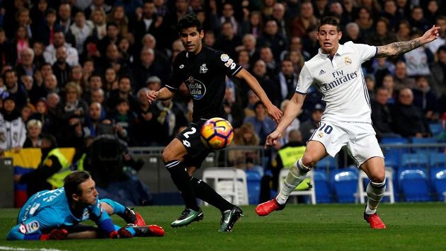 James Rodríguez (vpravo) z Realu Madrid před brankou La Coruni, v zakončení se mu snaží zabránit Juanfran a brankář Przemyslaw Tytoň. James Rodríguez (vpravo) z Realu Madrid před brankou La Coruni, v zakončení se mu snaží zabránit Juanfran a brankář Przemyslaw Tytoň.