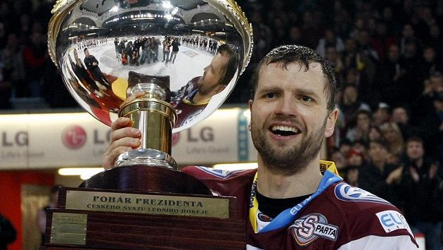 V roce 2012 převzal Michal Broš jako kapitán Sparty Prezidentský pohár pro nejlepší mužstvo základní části extraligy. V roce 2012 převzal Michal Broš jako kapitán Sparty Prezidentský pohár pro nejlepší mužstvo základní části extraligy.