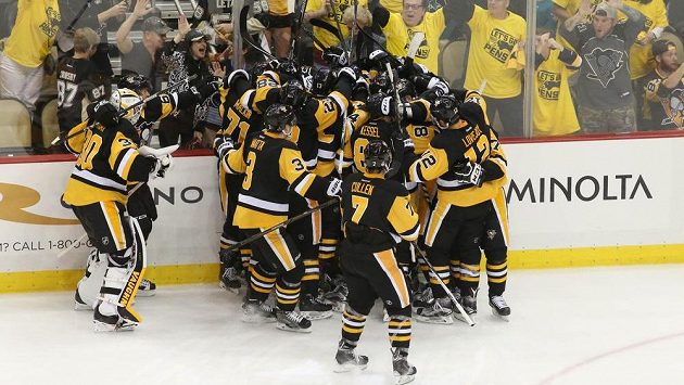 Radost hokejistů Pittsburghu z vítězného gólu v prodloužení druhého zápasu. Radost hokejistů Pittsburghu z vítězného gólu v prodloužení druhého zápasu.