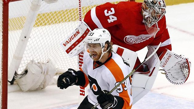 Jakub Voráček se raduje poté, co vstřelil vítězný gól Philadelphie. V samostatných nájezdech překonal krajana v brance Detroitu Petra Mrázka. Jakub Voráček se raduje poté, co vstřelil vítězný gól Philadelphie. V samostatných nájezdech překonal krajana v brance Detroitu Petra Mrázka.