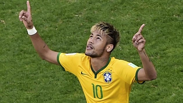 Neymar děkuje fotbalovým bohům. Brazílie postoupila na MS do čtvrtfinále. Neymar děkuje fotbalovým bohům. Brazílie postoupila na MS do čtvrtfinále.