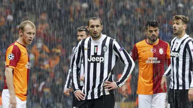 Fotbalista Juventusu Giorgio Chiellini (uprostřed) nevěří svým očím. V Istanbulu napadalo během několika minut asi 10 centimetrů sněhu. Fotbalista Juventusu Giorgio Chiellini (uprostřed) nevěří svým očím. V Istanbulu napadalo během několika minut asi 10 centimetrů sněhu.