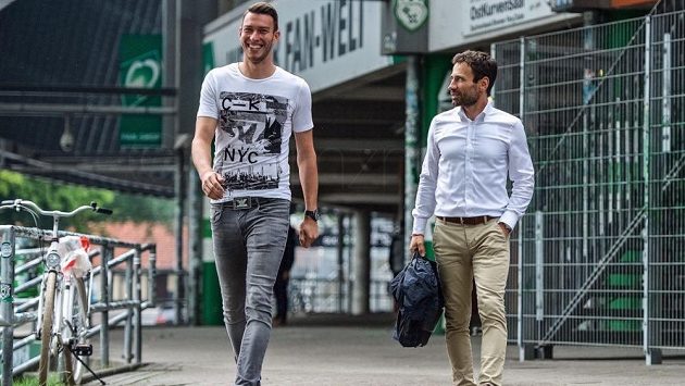 Jiří Pavlenka a jeho agent Viktor Kolář si mohou vesele vykračovat. V Brémách podepsali smlouvu na tři roky. Jiří Pavlenka a jeho agent Viktor Kolář si mohou vesele vykračovat. V Brémách podepsali smlouvu na tři roky.