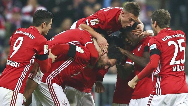 Fotbalisté Bayernu Mnichov olavují gól proti Leverkusenu. Fotbalisté Bayernu Mnichov olavují gól proti Leverkusenu.