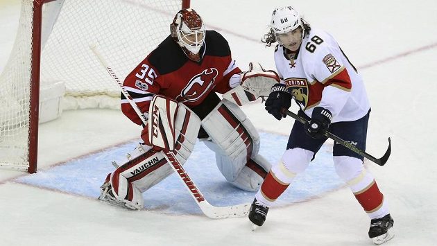 Útočník Floridy Jaromír Jágr před brankářem New Jersey Corym Schneiderem. Útočník Floridy Jaromír Jágr před brankářem New Jersey Corym Schneiderem.