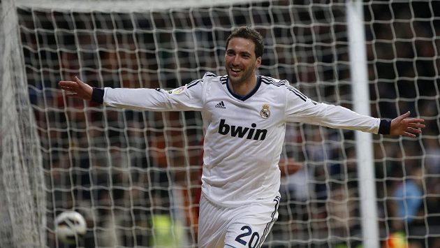 Útočník Realu Madrid Gonzalo Higuaín se raduje ze svého gólu do sítě Mallorky. Útočník Realu Madrid Gonzalo Higuaín se raduje ze svého gólu do sítě Mallorky.