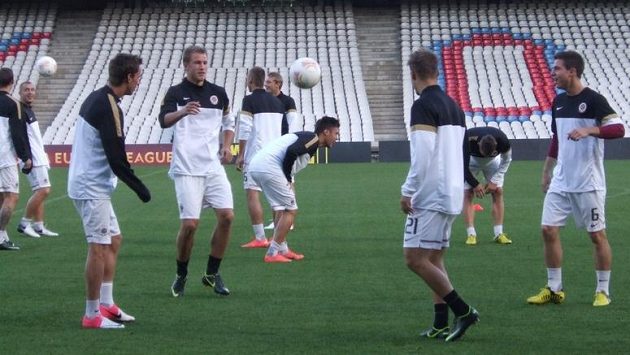 Fotbalisté Sparty na tréninku v Lyonu. Fotbalisté Sparty na tréninku v Lyonu.