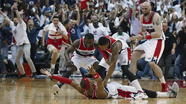 Paul Pierce (na zemi) rozhodl o těsné výhře Washingtonu Wizards nad Atlantou. Paul Pierce (na zemi) rozhodl o těsné výhře Washingtonu Wizards nad Atlantou.