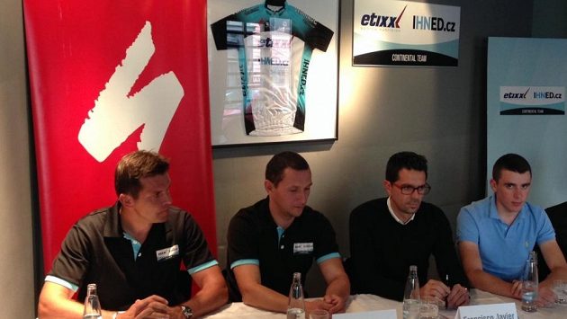 Tým Etixx-Ihned představil novou posilu Alvara Moratu (vpravo), jehož přivedl Francisco Contador (druhý zprava). Sportovní ředitelé Pavel Padrnos (vlevo) a René Andrle si od Španěla slibují velké věci. Tým Etixx-Ihned představil novou posilu Alvara Moratu (vpravo), jehož přivedl Francisco Contador (druhý zprava). Sportovní ředitelé Pavel Padrnos (vlevo) a René Andrle si od Španěla slibují velké věci.