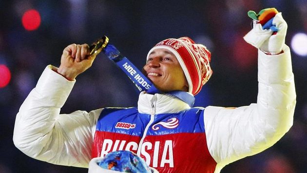 Rus Alexander Legkov po triumfu v běhu na 50 km při ZOH v Soči. V Koreji startovat nebude. Rus Alexander Legkov po triumfu v běhu na 50 km při ZOH v Soči. V Koreji startovat nebude.