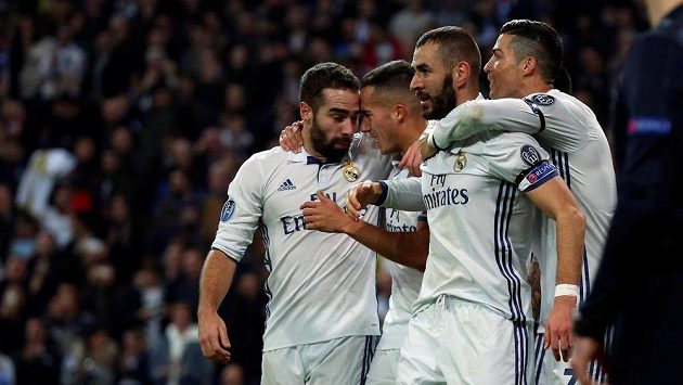 Fotbalista Realu Madrid Karim Benzema slaví se spoluhráči gól proti Dortmundu. Fotbalista Realu Madrid Karim Benzema slaví se spoluhráči gól proti Dortmundu.