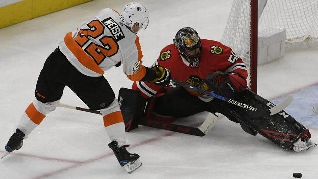 Corey Crawford v brance Chicaga likviduje pokus Dalea Weiseho z Philadelphie. Corey Crawford v brance Chicaga likviduje pokus Dalea Weiseho z Philadelphie.