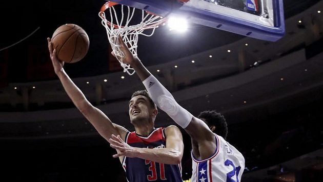 Basketbalista Washingtonu Tomáš Satoranský (vlevo) a Joel Embiid z Philadelphie během přípravného zápasu. Basketbalista Washingtonu Tomáš Satoranský (vlevo) a Joel Embiid z Philadelphie během přípravného zápasu.