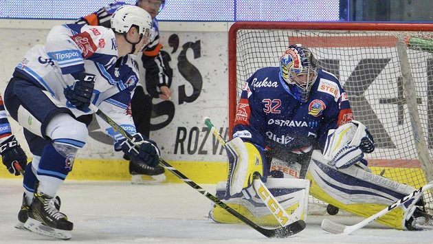 Dominik Kubalík z Plzně překonává brankáře Vítkovic Patrika Bartošáka v utkání předkola play off hokejové extraligy. Dominik Kubalík z Plzně překonává brankáře Vítkovic Patrika Bartošáka v utkání předkola play off hokejové extraligy.