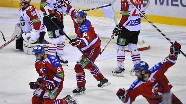 Hráči Lva (zprava) Ryan O'Byrne, Michal Birner a Michal Řepík se radují z gólu proti Donbassu Doněck. Hráči Lva (zprava) Ryan O'Byrne, Michal Birner a Michal Řepík se radují z gólu proti Donbassu Doněck.