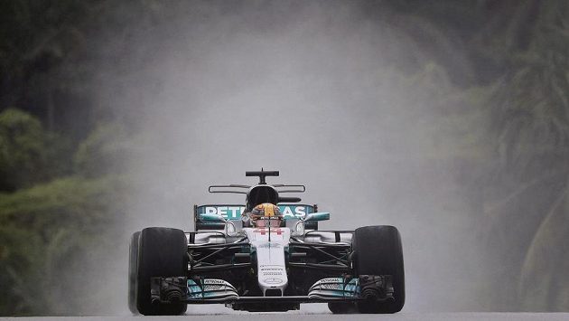 Vedoucí pilot mistrovství světa Lewis Hamilton z Mercedesu skončil v prvním tréninku na Velkou cenu Malajsie F1 až šestý. Vedoucí pilot mistrovství světa Lewis Hamilton z Mercedesu skončil v prvním tréninku na Velkou cenu Malajsie F1 až šestý.