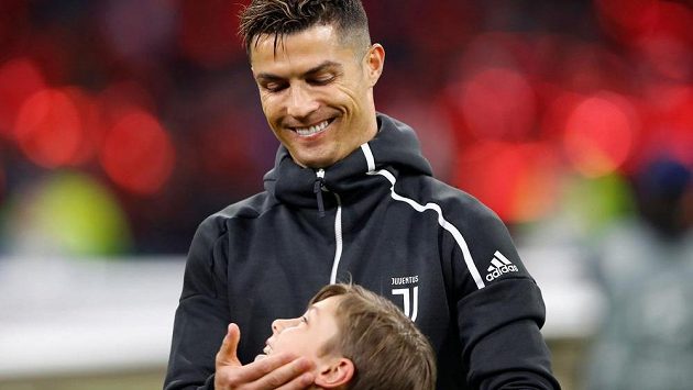 Hvězda Juventusu Cristiano Ronaldo během nástupu k prvnímu duelu čtvrtfinále Ligy mistrů proti Ajaxu. Hvězda Juventusu Cristiano Ronaldo během nástupu k prvnímu duelu čtvrtfinále Ligy mistrů proti Ajaxu.