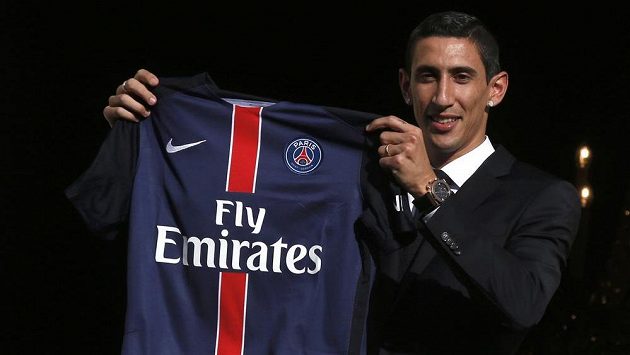 Ángel di María na oficiální tiskové konferenci v Paříži pózuje fotografům s dresem svého nového zaměstnavatele. Ángel di María na oficiální tiskové konferenci v Paříži pózuje fotografům s dresem svého nového zaměstnavatele.