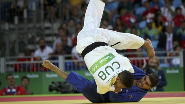 Český cyklista Jaromír Ježek (v modrém) v souboji s Kubáncem Magdielem Estradou ve váze do 73 kg. Český cyklista Jaromír Ježek (v modrém) v souboji s Kubáncem Magdielem Estradou ve váze do 73 kg.