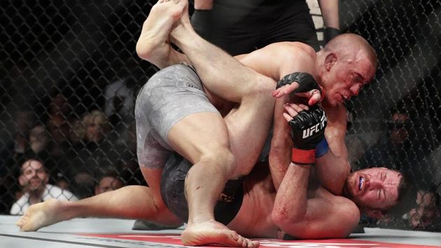 Georges St-Pierre (nahoře) a Michael Bisping. Pár sekund a GSP mohl slavit. Georges St-Pierre (nahoře) a Michael Bisping. Pár sekund a GSP mohl slavit.