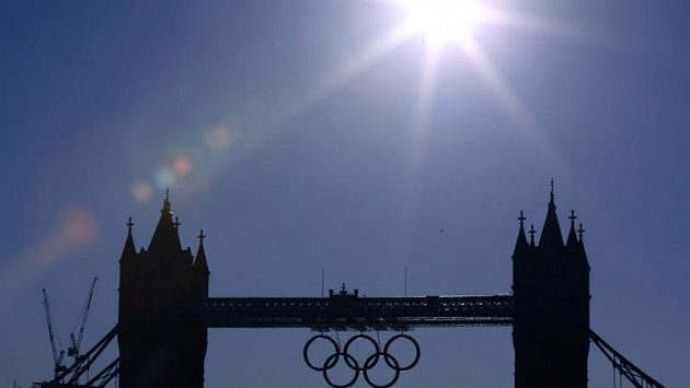 Rozžhavený sluneční kotouč nad mostem Tower Bridge. Jednu z londýnských dominant během her zdobí olympijské kruhy. Rozžhavený sluneční kotouč nad mostem Tower Bridge. Jednu z londýnských dominant během her zdobí olympijské kruhy.