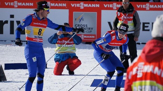 Aleš Razým předává v La Clusaz finišmanovi Martinu Jakšovi. Aleš Razým předává v La Clusaz finišmanovi Martinu Jakšovi.