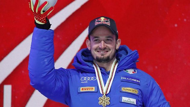 Ital Dominik Paris pózuje se zlatou medailí ze super-G na MS v Aare. Ital Dominik Paris pózuje se zlatou medailí ze super-G na MS v Aare.