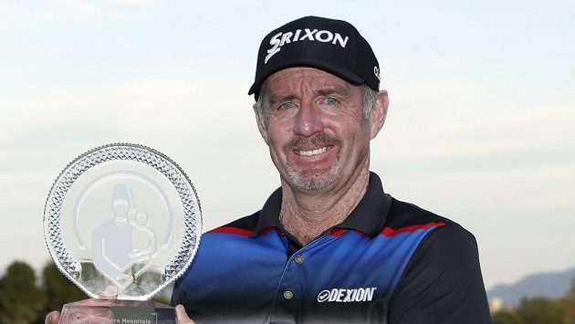 Australský golfista Rod Pampling s trofejí pro vítěze turnaje v Las Vegas. Australský golfista Rod Pampling s trofejí pro vítěze turnaje v Las Vegas.