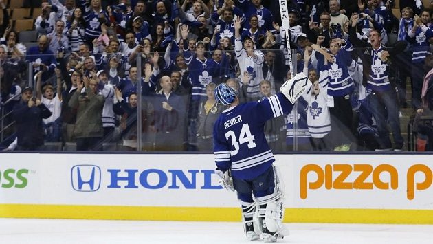 Brankář Toronta James Reimer slaví s fanoušky výhru nad Bostonem. Brankář Toronta James Reimer slaví s fanoušky výhru nad Bostonem.